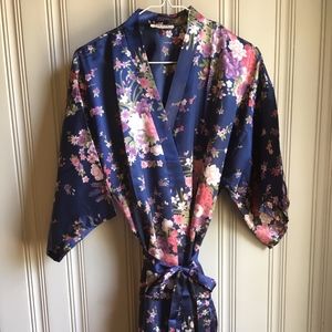 SHORT NAVY FLORAL SILK ROBE